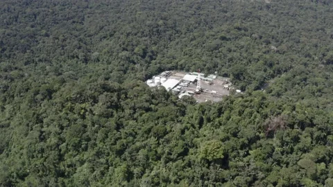 Aerial view of an oil platform surrounded by forest located in South America Vidéo 144418665