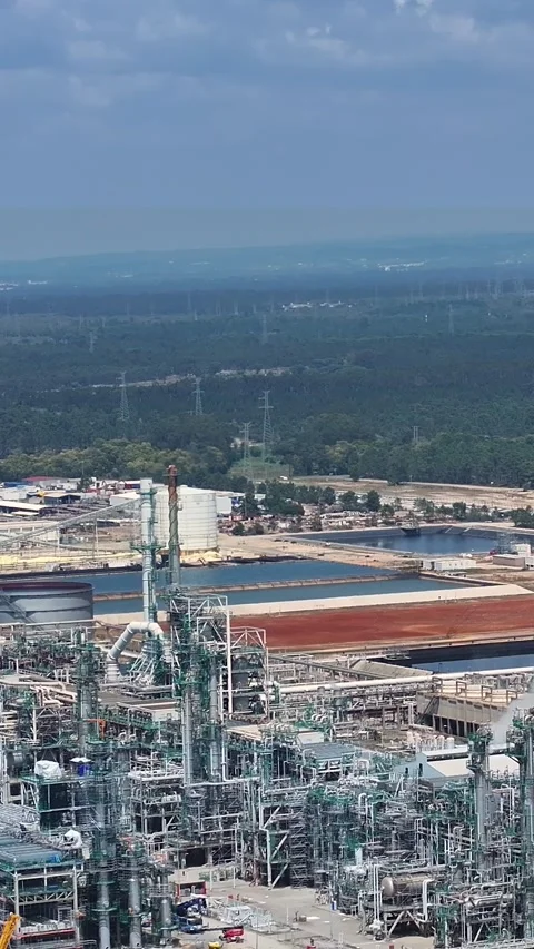 Aerial view of oil refinery complex in industrial processing facility Stock Footage 339731125