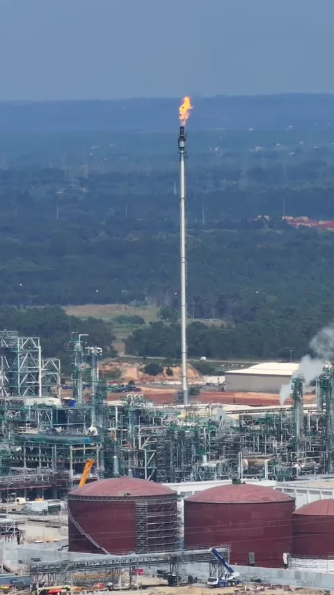 Aerial view of oil refinery complex and energy infrastructure Stock Footage 339731416