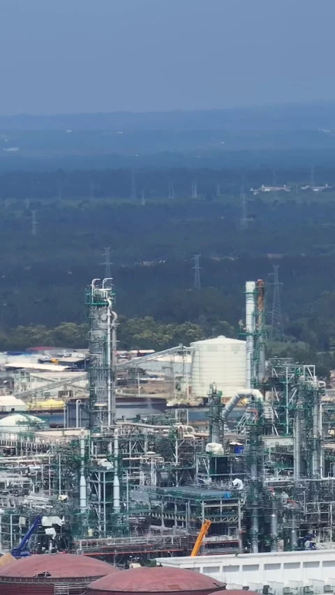 Aerial view of an oil refinery complex in the petrochemical industry Stock Footage 339731441