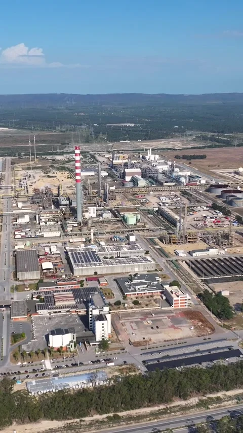 Aerial view of oil refinery complex and petrochemical facilities Stock Footage 339731568