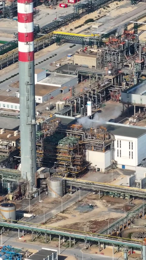 Aerial view of an oil refinery complex and energy infrastructure Stock Footage 339732032