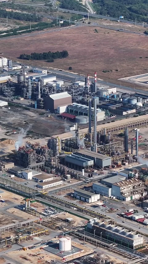 Aerial view of oil refinery complex and industrial processing plant 库存影片 339732296