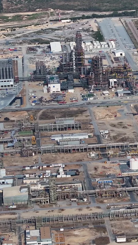 Aerial view of an oil refinery complex in an industrial processing area Stock Footage 340906831