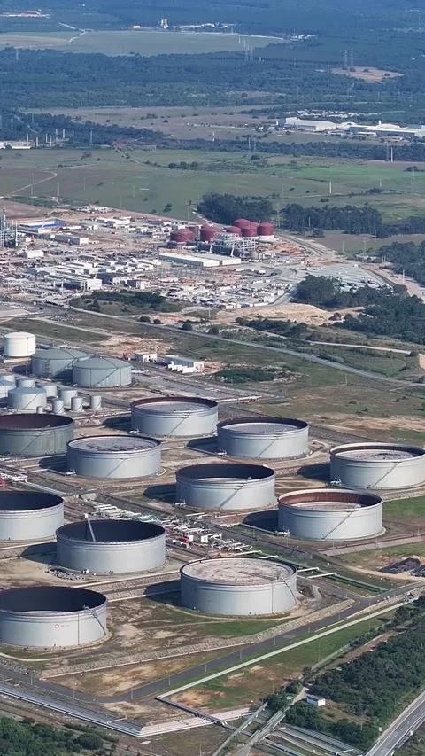 Aerial view of oil refinery complex and petroleum production facility Vídeos de archivo 341333189