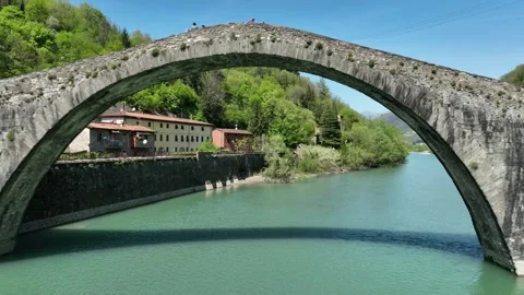 Aerial view, Old Bridge, Borgo a Mazzano, Tuscany, Italy. 2 库存影片 274257900