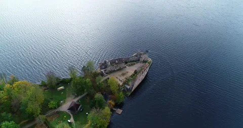 Aerial view of an old stone castle ruins in Koknese, Latvia. Located on a Vídeo Stock 172102770