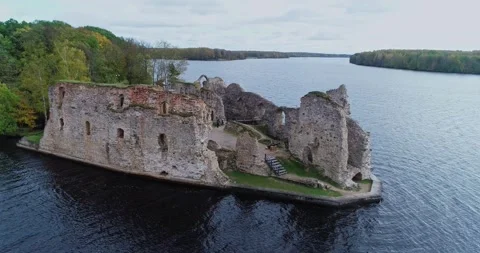 Aerial view of an old stone castle ruins in Koknese, Latvia. Located on a Vídeo Stock 172103058