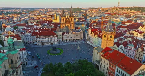 Aerial view of Old Town Square the historic city center of Prague, Czech Vídeos de archivo 322517423
