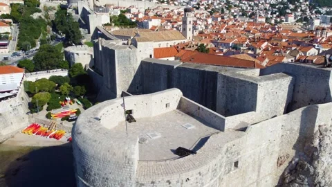 Aerial view of old town wall in dubrovnik croatia Stock-Footage 337080501