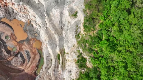 Aerial view of an open-pit stone quarry. Vídeo Stock 340564274