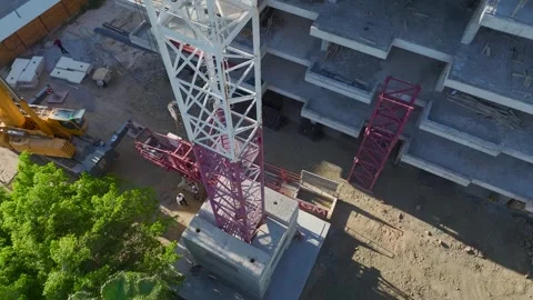 Aerial View: Operator climbs ladders and mounts crane components with precision Vídeo Stock 296023224