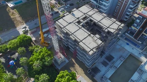 Aerial View: Operator mounts crane components and climbs high ladders like a pro Vídeo Stock 296023617