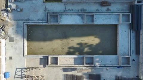 Aerial View: Operator mounts large crane parts, climbing ladders gracefully Vídeo Stock 296025809
