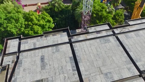 Aerial View: Operator scales ladders and mounts crane parts effortlessly under a Vídeo Stock 296022006