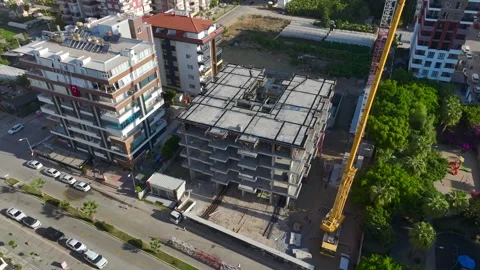 Aerial View: Operator works high above, assembling components and scaling Vídeo Stock 296025601