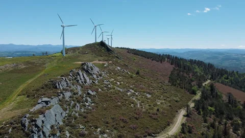 Aerial view  orbiting wind turbines in mountains. 스톡 동영상 195462060