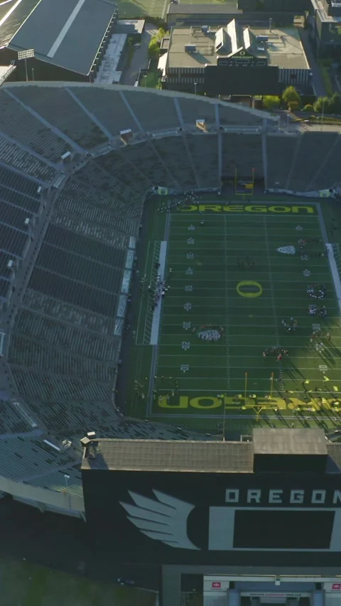 Aerial View of Oregon Marching Band Practicing Formations on Autzen Stadium Stockbeeldmateriaal 345154276