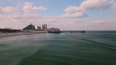 Aerial view over Atlantic Ocean at Daytona Beach, ProRes 422HQ footage Stockbeeldmateriaal 344089666