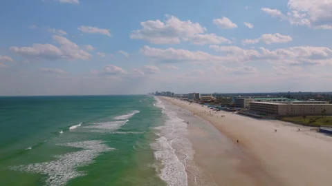 Aerial view over Atlantic Ocean at Daytona Beach, ProRes 422HQ footage Stockbeeldmateriaal 344090160