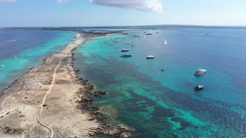 Aerial view over the clear beach and turquoise water of Formentera, Ibiza. Vídeos de archivo 131235529