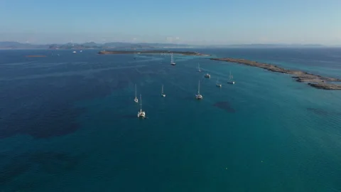 Aerial view over the clear beach and turquoise water of Formentera, Ibiza. Vidéo 134446293