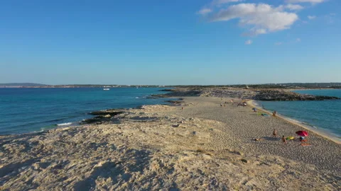 Aerial view over the clear beach and turquoise water of Formentera, Ibiza. Vídeos de archivo 148254247