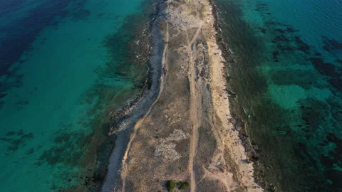 Aerial view over the clear beach and turquoise water of Formentera, Ibiza. Vidéo 148254665