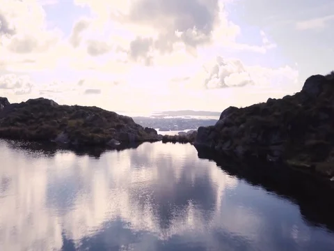 Aerial View Over Cliff Looking Down. Flying Over Water Over Mountain Forest 스톡 동영상 82980911