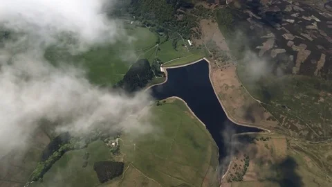 AERIAL VIEW OVER THE CLOUD OF NORTHAMPTON HANNINGTON LAKE 스톡 동영상 84554188
