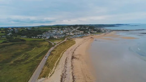 Aerial view over the coastline in Cornwall Vidéo 94467906