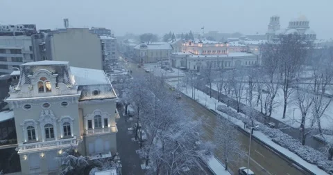 Aerial view over downtown Sofia with architectural buildings in a snowstorm Vídeos de archivo 328312899