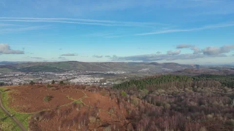 Aerial View over dramatic Welsh Mountains in Caerphilly, UK Vidéo 327330197