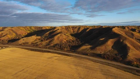 Aerial view over farm fields of mountains and valley in golden light Stockbeeldmateriaal 101000394