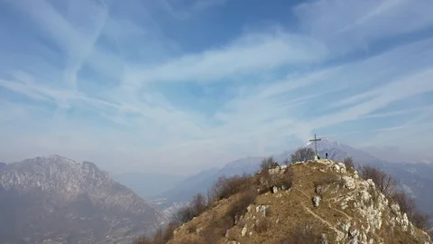 Aerial view over the mountain. Panoramic view from Monte Barro, Lecco. Vidéo 124580156