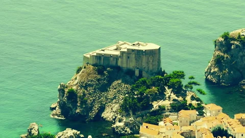 Aerial view over old isolated fortress that is part of old town of Dubrovnik Vidéo 140433481