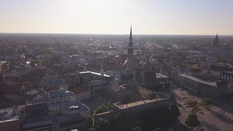 Aerial view over the Old Riga City on sunrise Vidéo 90791136