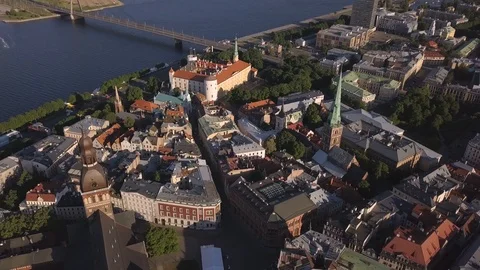 Aerial view over the Old Riga City. Vidéo 90791266