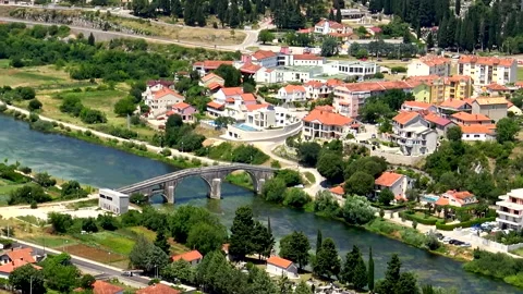 Aerial view over old stone bridge and city of Trebinje Vídeo Stock 145485739