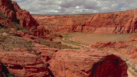 Aerial view over red rock canyon and desert landscape 库存影片 345012291