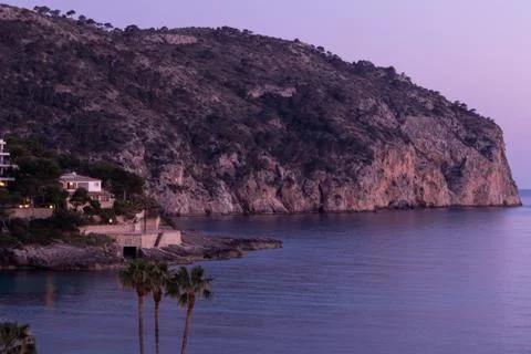 Aerial view over Rocks, cliffs, island and sea water during sunset from the view Foto stock