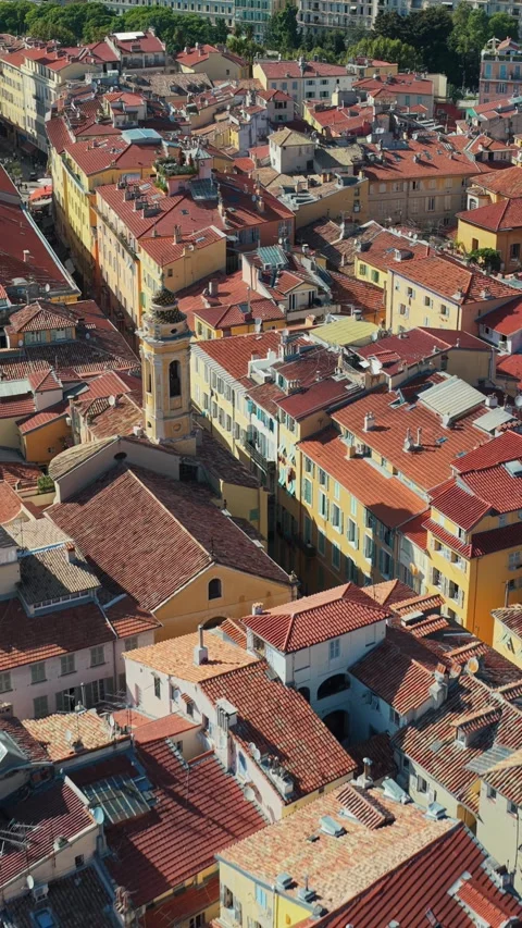 Aerial view over the rooftops of old town Nice in France on a sunny day wit.. Vídeo Stock 335520366