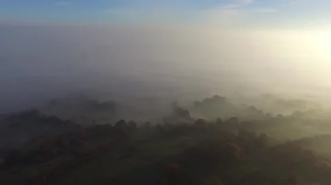 Aerial view over a sea of cloud in the countryside. Vidéo 68892168