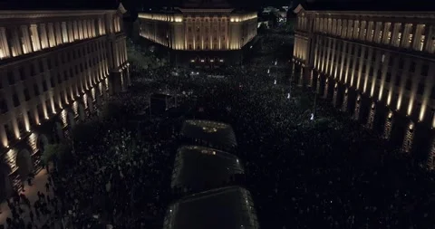 Aerial view over a square in downtown Sofia with thousands of protesters Vídeos de archivo 324559861