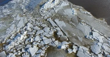 Aerial view over the surface of sea and ice floe - 001 스톡 동영상 85469669