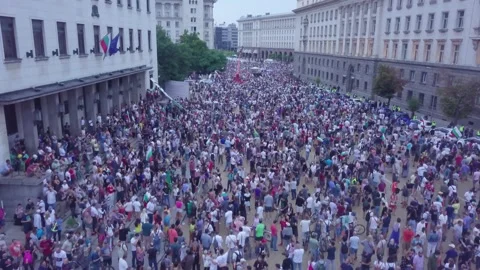 Aerial view of over thousands of protesting Bulgarians with flags in the Sofia 動画素材 140580473