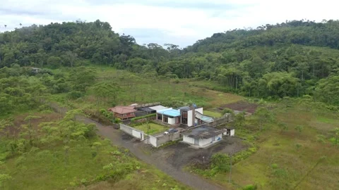 Aerial view over two large country side houses with forest in the background Vidéo 160315380