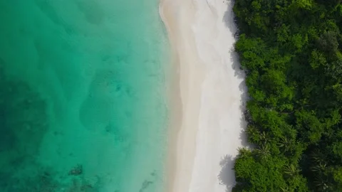 Aerial view over white beach sand and sew water clear Vídeos de archivo 172391739