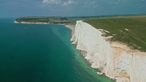 Aerial view over the white cliffs of The Seven Sisters Dover, south England. Vídeo Stock 323609818