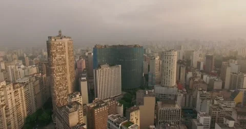 Aerial view overlooking the Copan and Italia high rise buildings, in Vidéo 144085396
